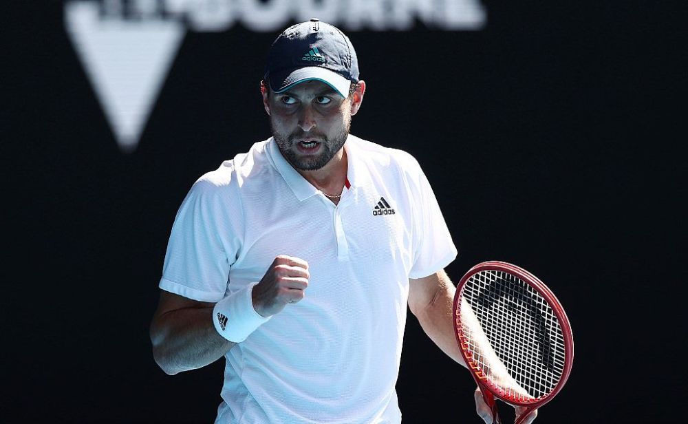 南宫体育-网球半决赛上演强强对话，齐鲁犀牛队淘汰对手皖江飞鹰队，战术调整见效；宿敌对话再升级的简单介绍